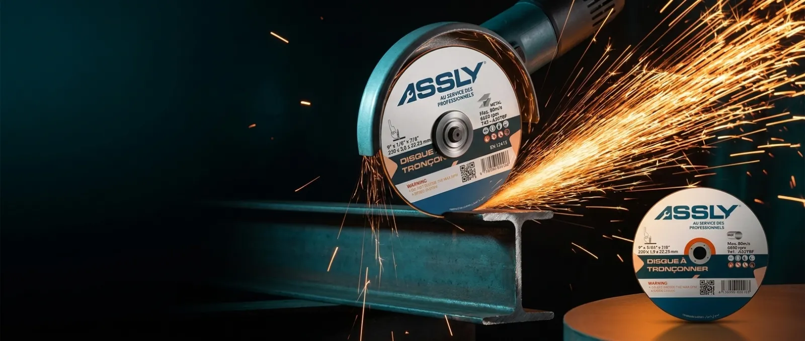 Disque ASSLY tranchant une poutre acier dans une gerbe d’étincelles