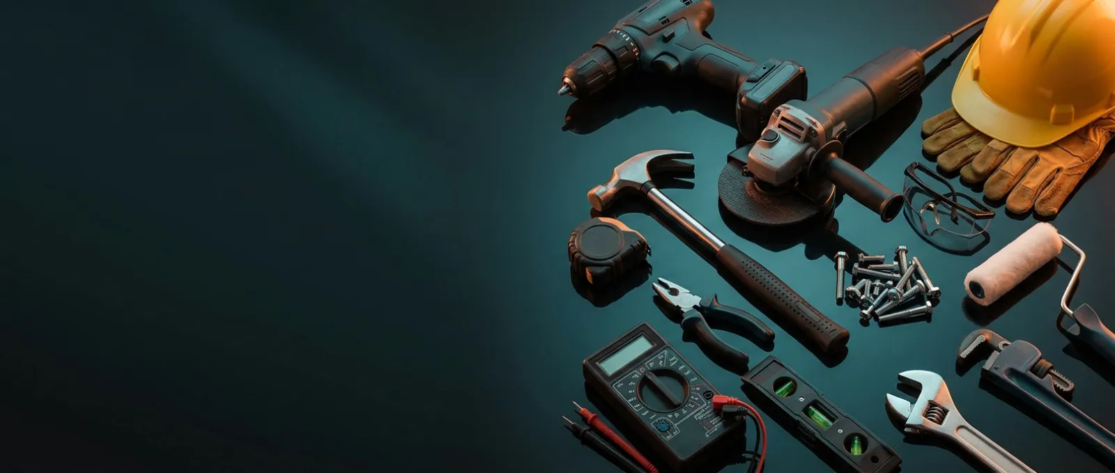 Outillage professionnel : perceuse, meuleuse, marteau, niveau, multimètre, casque, gants, visserie